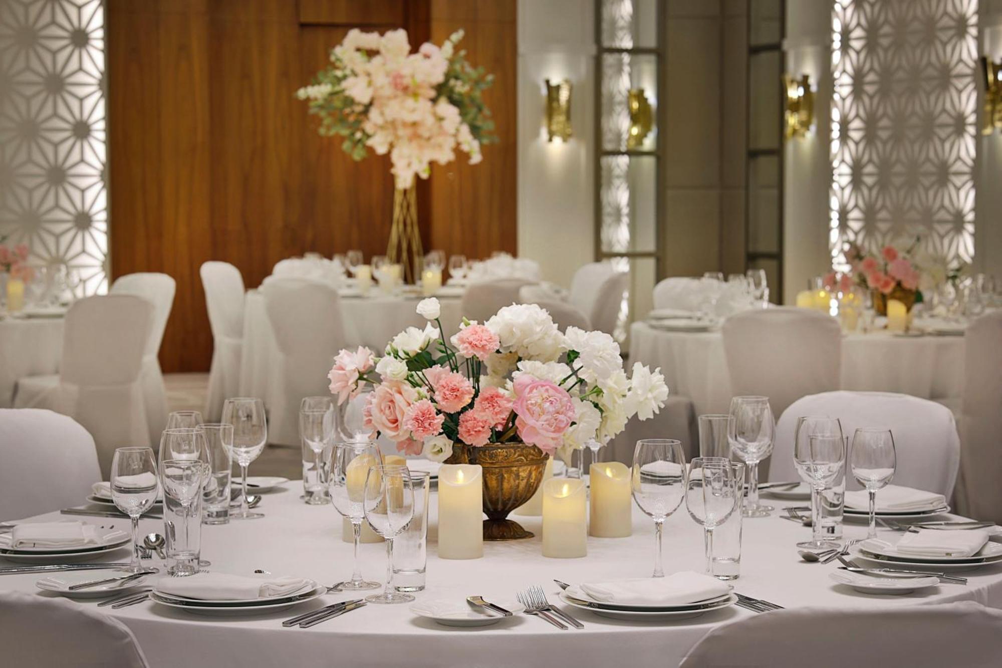 Sheraton Astana Hotel Zewnętrze zdjęcie Wedding reception at the Jumeirah Emirates Towers Hotel