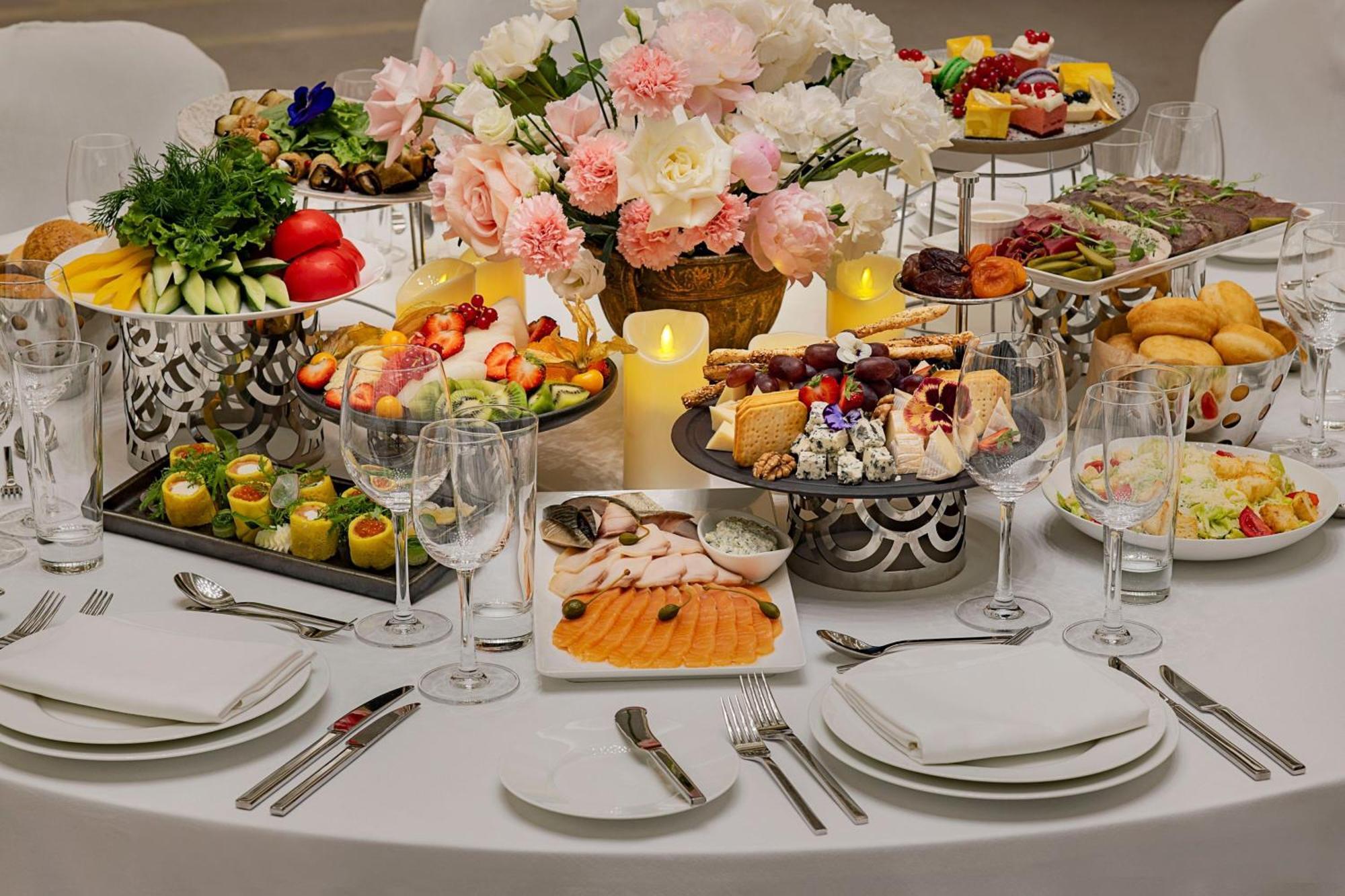 Sheraton Astana Hotel Zewnętrze zdjęcie A table set for a wedding reception