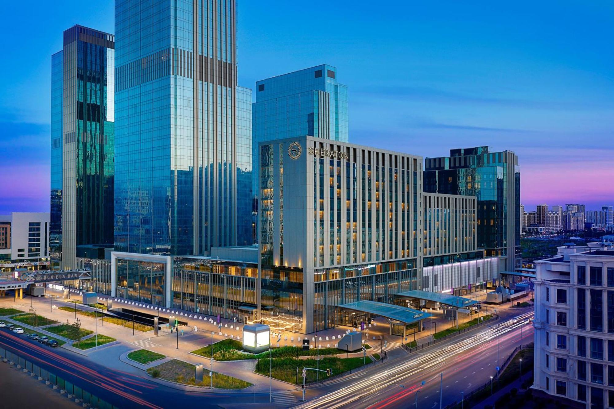 Sheraton Astana Hotel Zewnętrze zdjęcie The complex at night