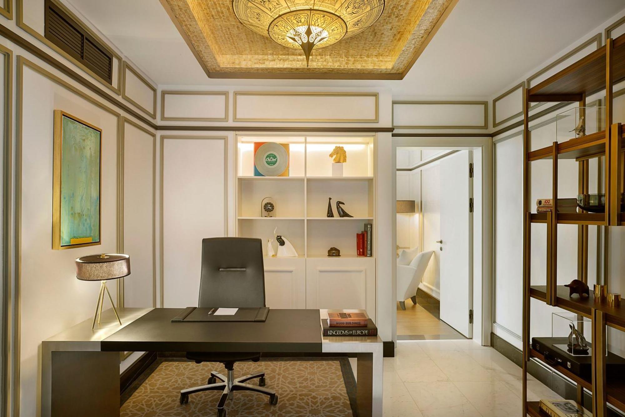Sheraton Astana Hotel Zewnętrze zdjęcie A private office at the Mandarin Oriental, Jakarta