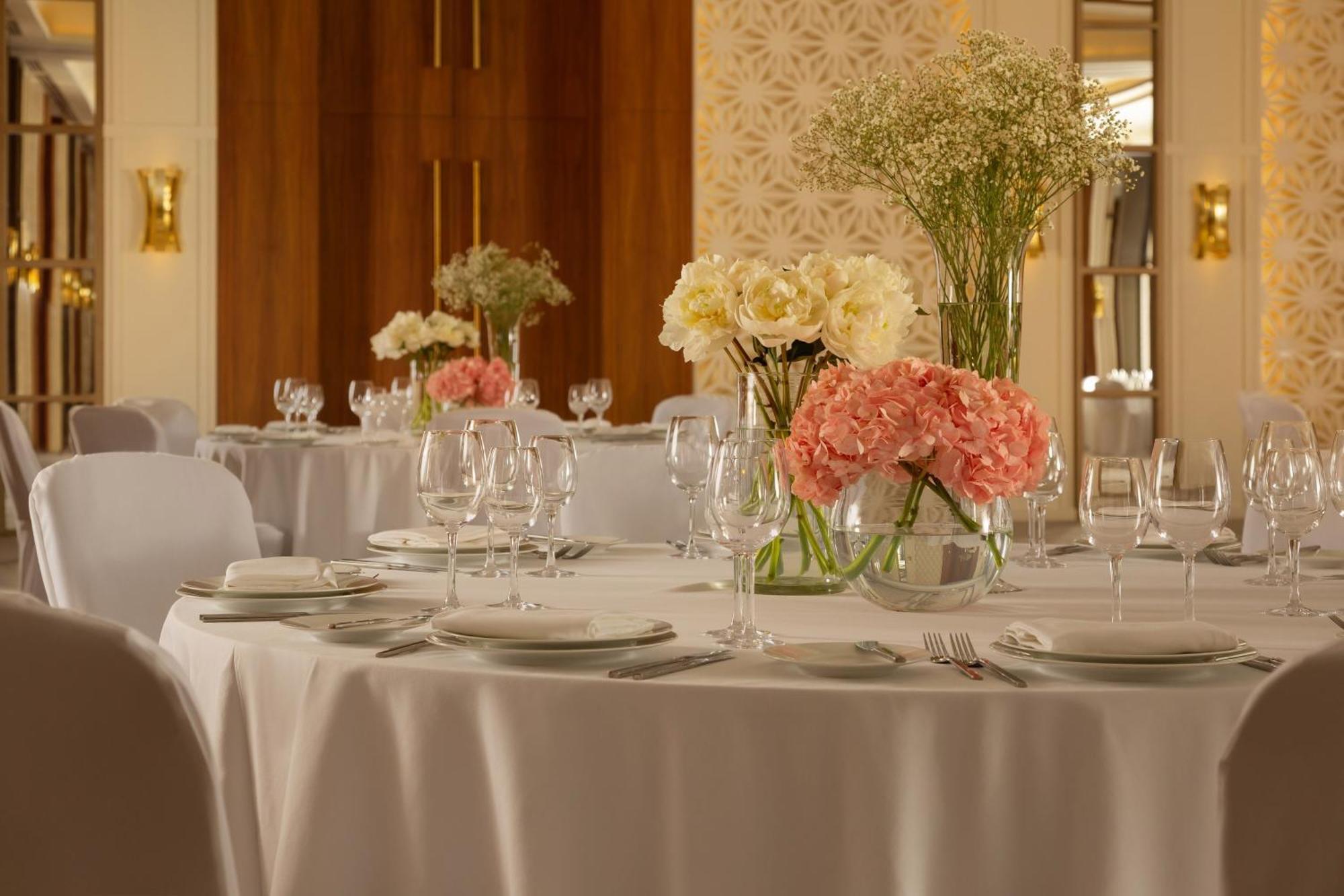 Sheraton Astana Hotel Zewnętrze zdjęcie A table set for a formal dinner