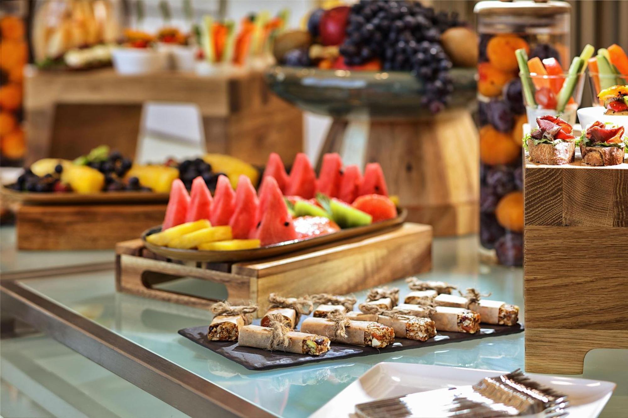 Sheraton Astana Hotel Zewnętrze zdjęcie A buffet at a hotel