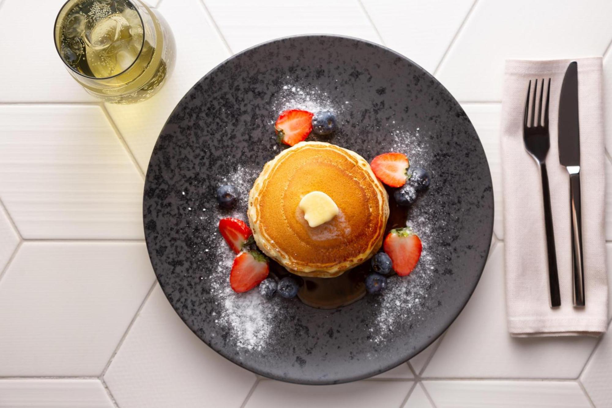 Sheraton Astana Hotel Zewnętrze zdjęcie A stack of pancakes with fruit