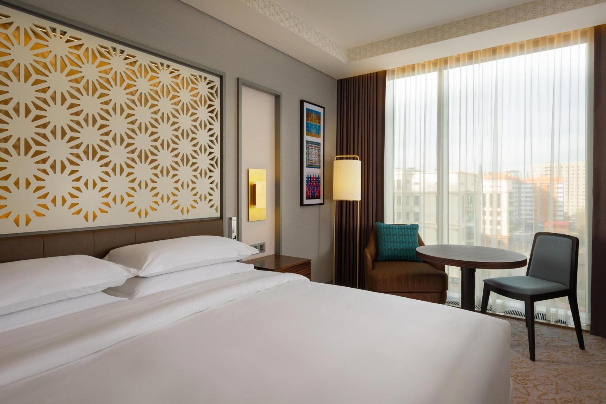 Sheraton Astana Hotel Zewnętrze zdjęcie A guest room at the hotel