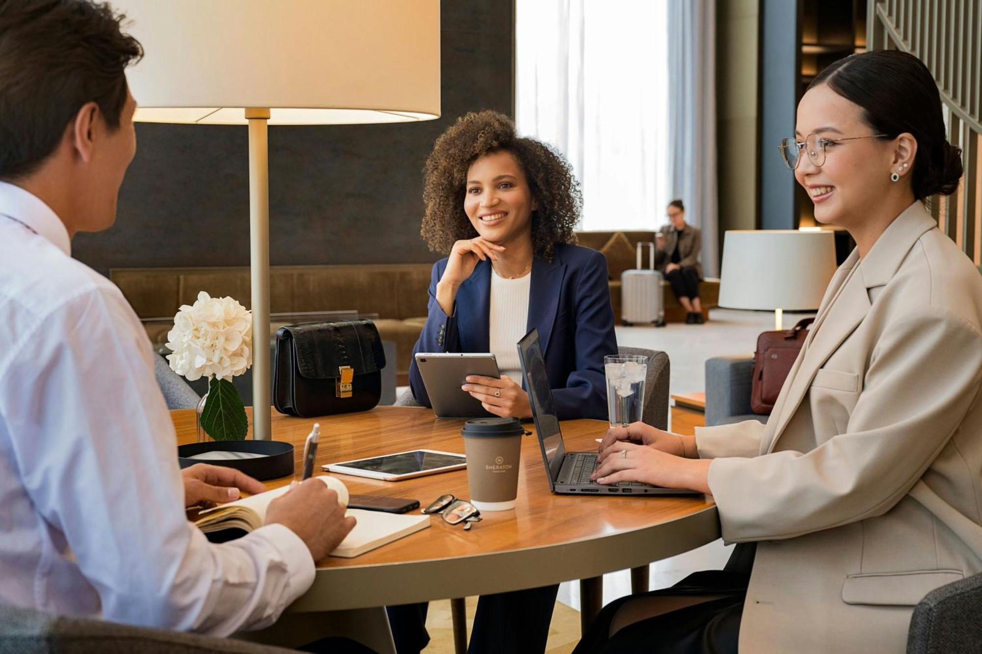 Sheraton Astana Hotel Zewnętrze zdjęcie Concierge at work